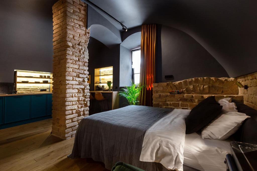 Un pat sau paturi într-o cameră la #stayhere - Historic Vilnius Old Town Chic Studio