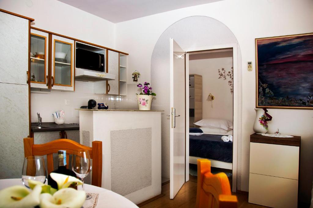 Kuchyňa alebo kuchynka v ubytovaní Apartmani Gloria
