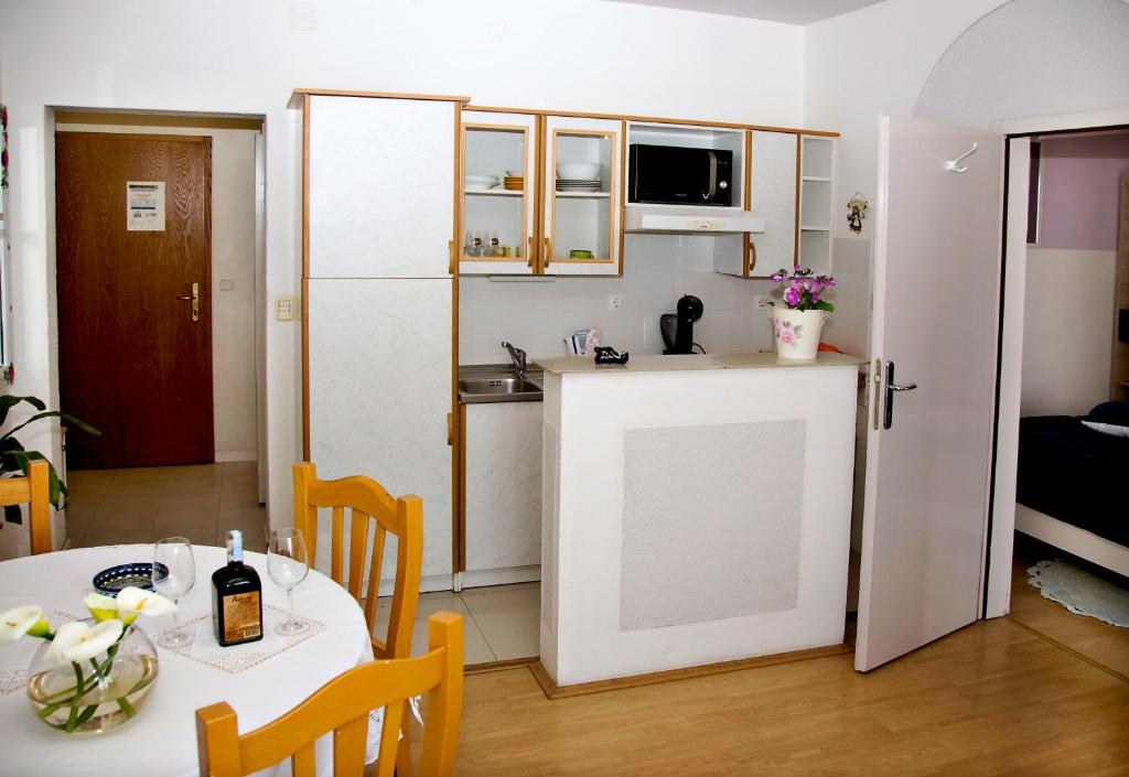 Kuchyňa alebo kuchynka v ubytovaní Apartmani Gloria