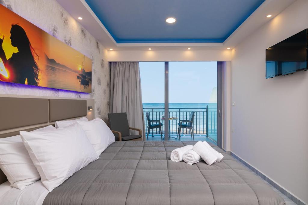 Postel nebo postele na pokoji v ubytování Sea Diamond Suites