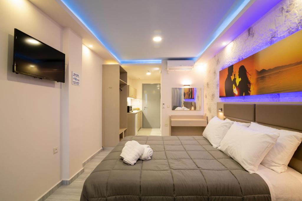 TV a/nebo společenská místnost v ubytování Sea Diamond Suites