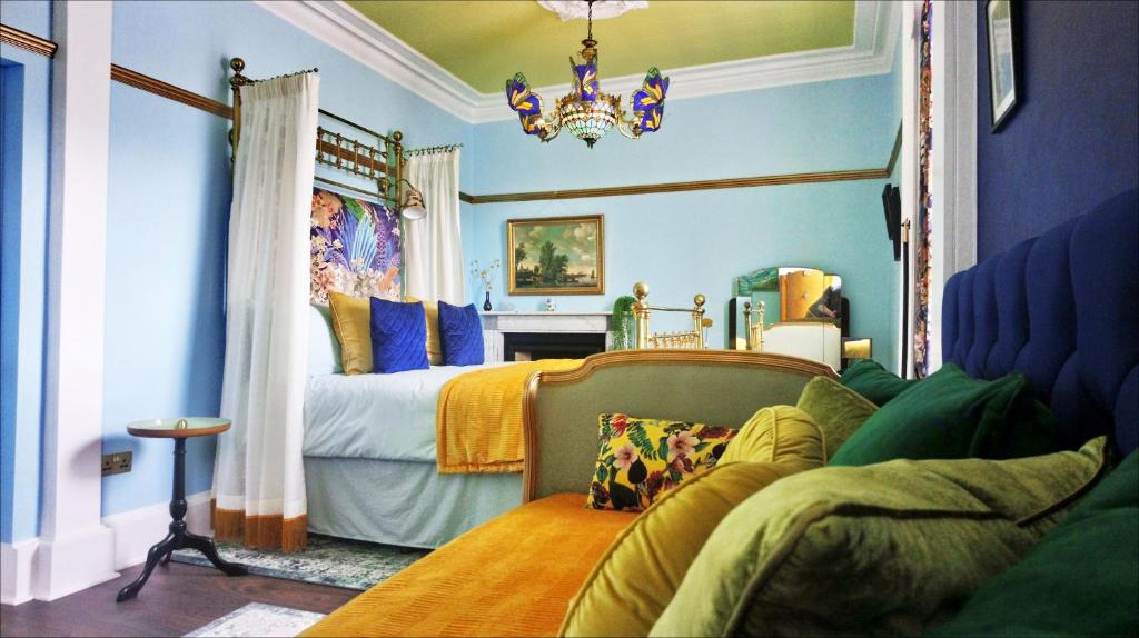 sypialnia z łóżkiem i żyrandolem w obiekcie Little Robin B&B w mieście Dufftown