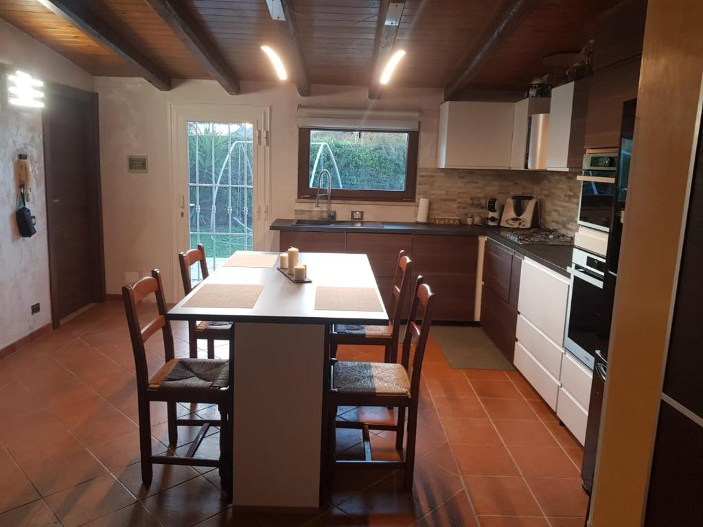 una cucina con tavolo e sedie in una stanza di Casa Daniela a San Felice Circeo