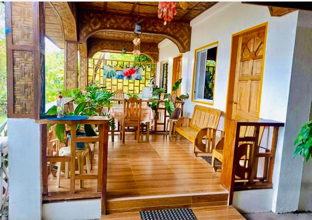 パングラオにあるドモス ネイティブ ゲスト ハウスのダイニングルーム(テーブル、椅子付)