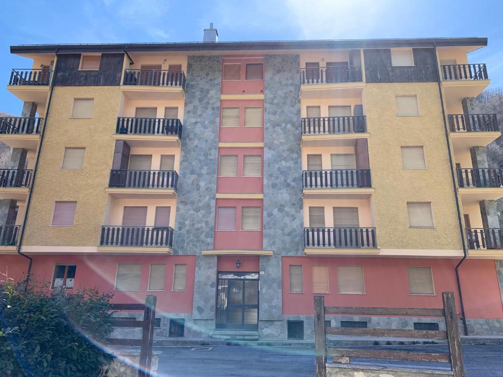 ein Apartmenthaus mit Balkon an der Seite in der Unterkunft Casa Orchidea Bianca by Holiday World in Limone Piemonte