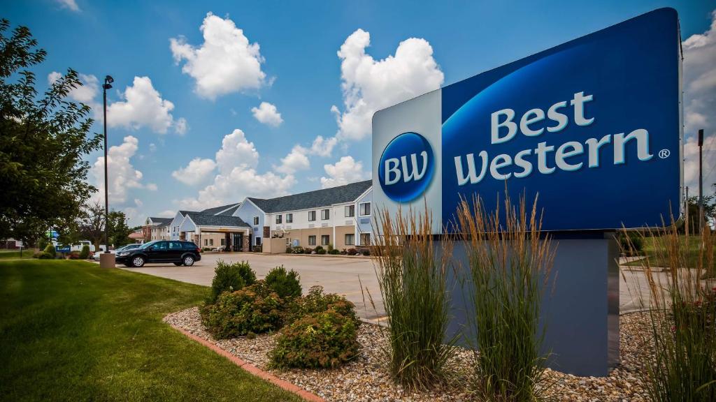 a sign for a building with a best western at Best Western University Inn in Urbana
