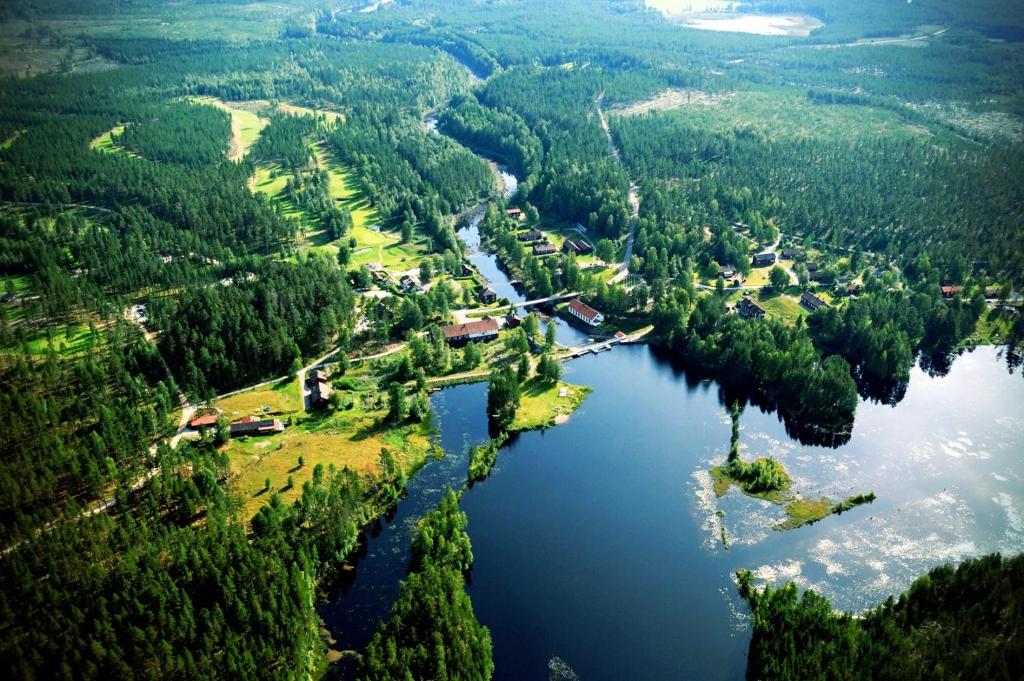 una vista aérea de un río y una ciudad en Furudals Bruk en Furudals Bruk