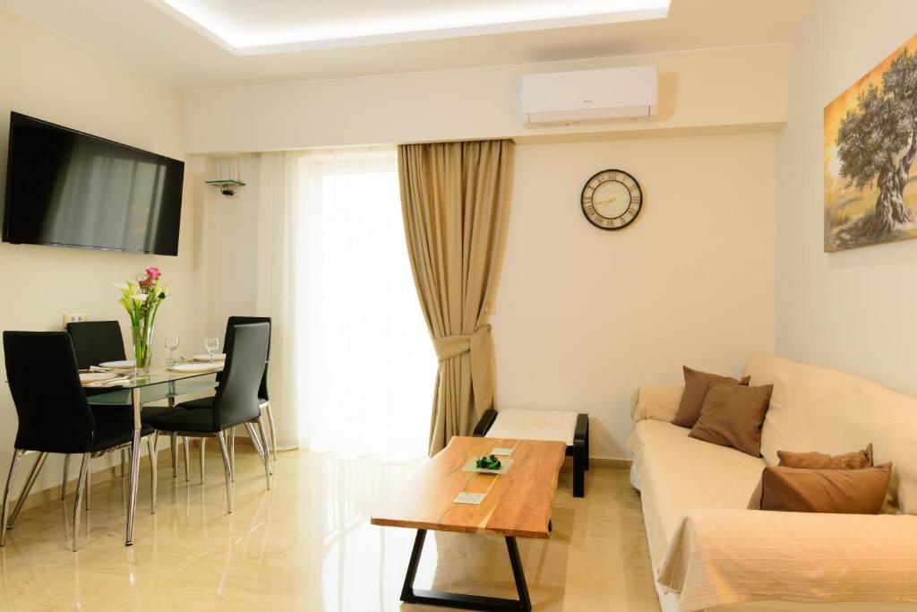 een woonkamer met een bank en een tafel bij Melia deluxe apartment in Agios Nikolaos