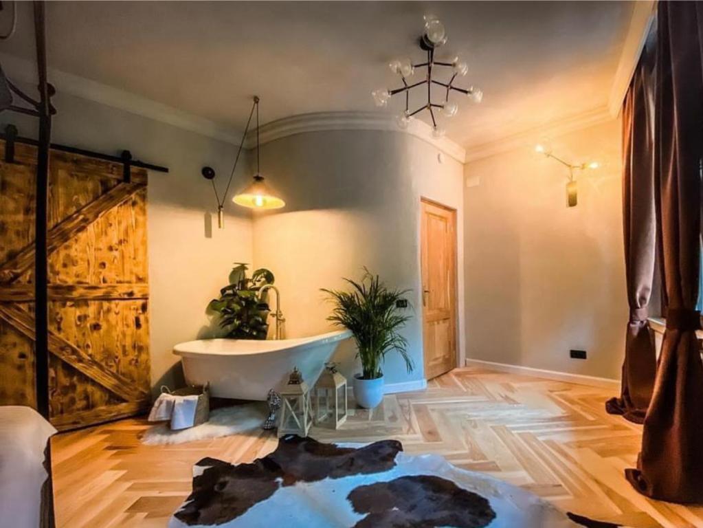 a bathroom with a bath tub in a room at Barrique Chambers in Braşov