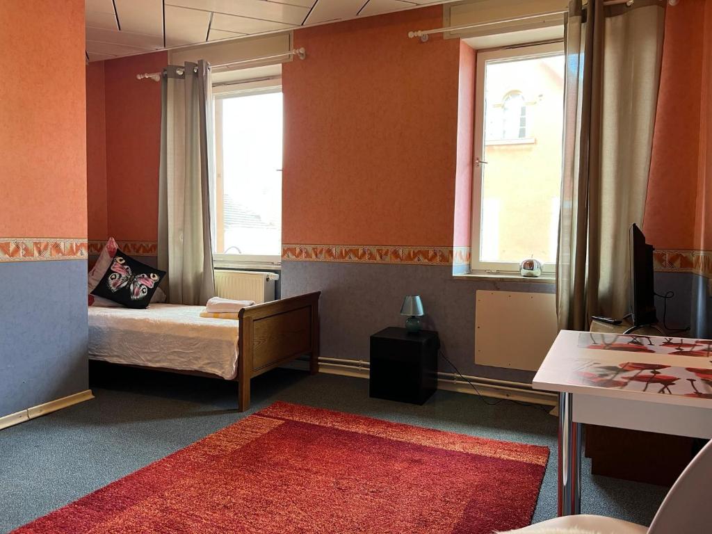 DolgesheimにあるFerienappartements Dolgesheim 4のベッドルーム1室(ベッド1台、窓、赤いラグ付)