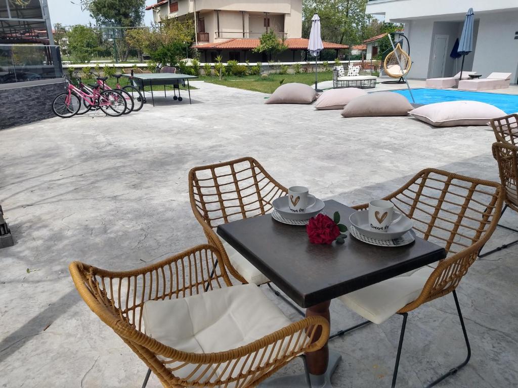 Patio alebo iná vonkajšia časť ubytovania V luxury Suites