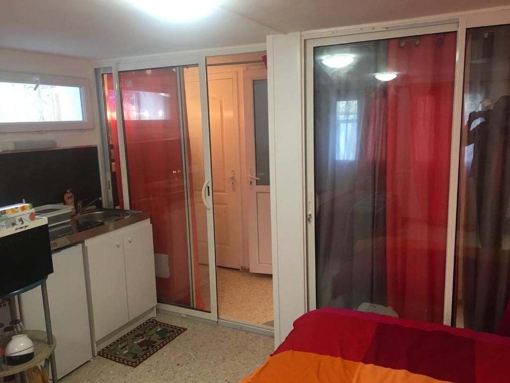 Kuchyň nebo kuchyňský kout v ubytování Studio indépendant à 15 min de Lyon et de vienne.