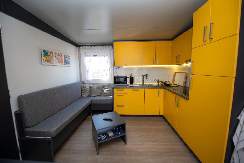 Kuchyňa alebo kuchynka v ubytovaní Mali Nordsee Camp - DeLuxe Mobilehome