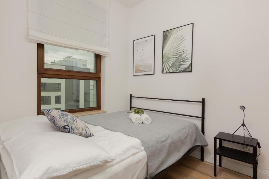 Posteľ alebo postele v izbe v ubytovaní Forum Wola Jana Kazimierza Apartment by Noclegi Renters