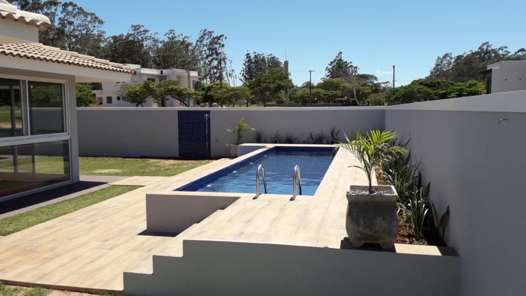basen na podwórku domu w obiekcie Casa Piscina climatizada Santa Barbara Resort #CasaDeCampo131 w mieście Águas de Santa Barbara