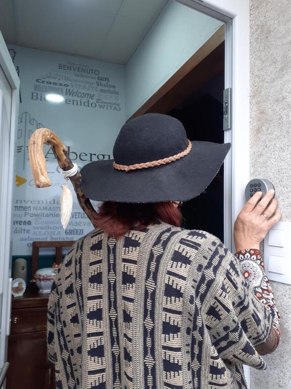 een persoon met een zwarte hoed en een banaan bij ALBERGUE LEMAVO in Monforte de Lemos