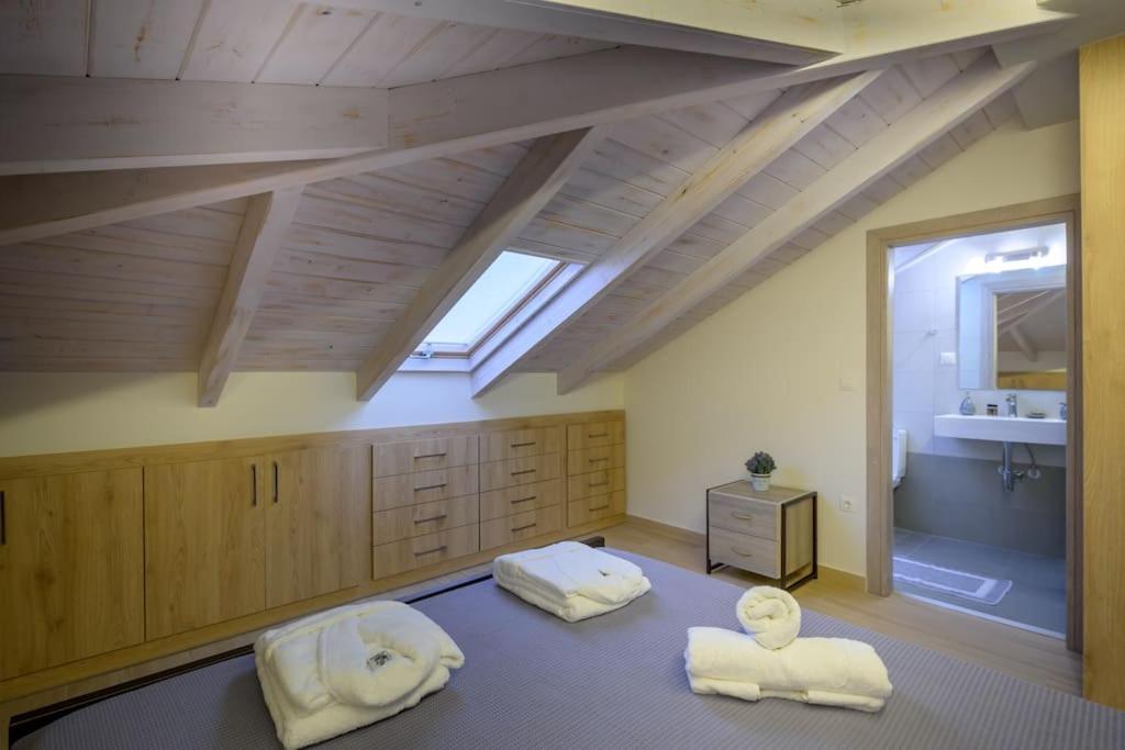 Posteľ alebo postele v izbe v ubytovaní Contemporary Attic