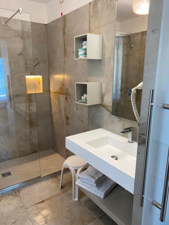 Koupelna v ubytování Hotel Baia dei Pini