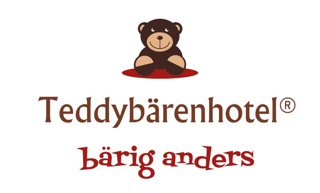 un osito de peluche sentado en un círculo con las palabras tecnologia llega cafetería comiendo en Teddybärenhotel, en Kressbronn am Bodensee