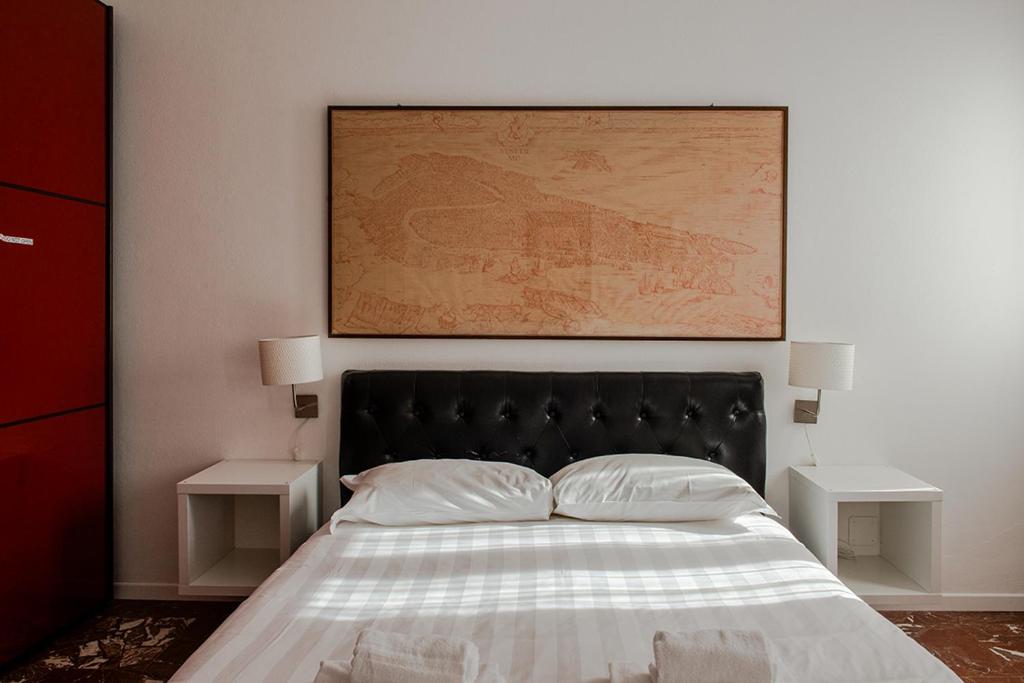 威尼斯的住宿－Alla Mappa, meraviglioso appartamento con vista，一间卧室配有一张带2个床头柜的大床