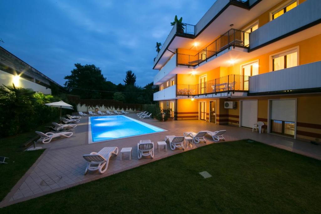 Bazén v ubytování Ferretti Residence Garda Palace nebo v jeho okolí