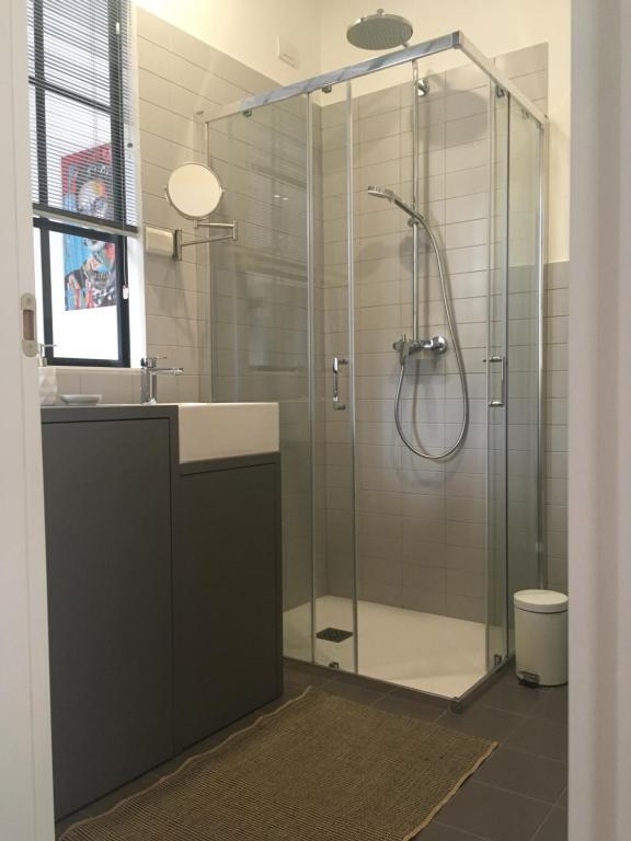 Kúpeľňa v ubytovaní JOIVY Stylish Apt in Centre of Cernobbio