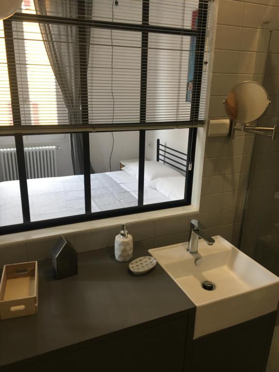 Kúpeľňa v ubytovaní JOIVY Stylish Apt in Centre of Cernobbio