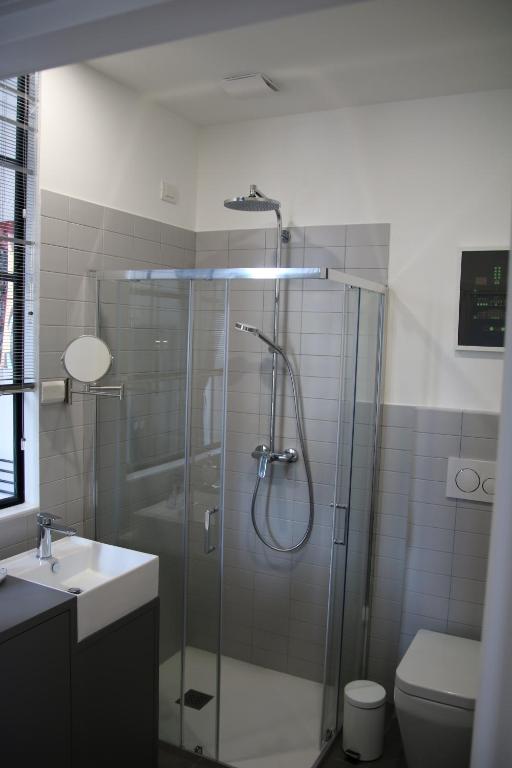 Kúpeľňa v ubytovaní JOIVY Stylish Apt in Centre of Cernobbio