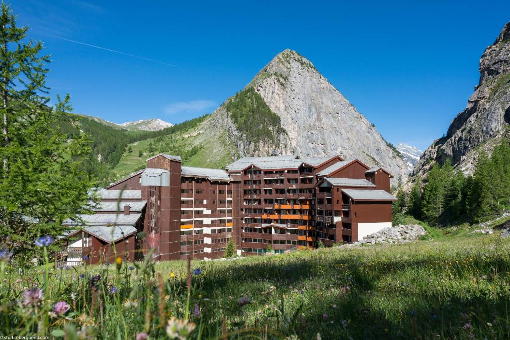 un hôtel dans les montagnes avec une montagne dans l'établissement Résidence Pierre & Vacances Les Balcons De Bellevarde, à Val dʼIsère