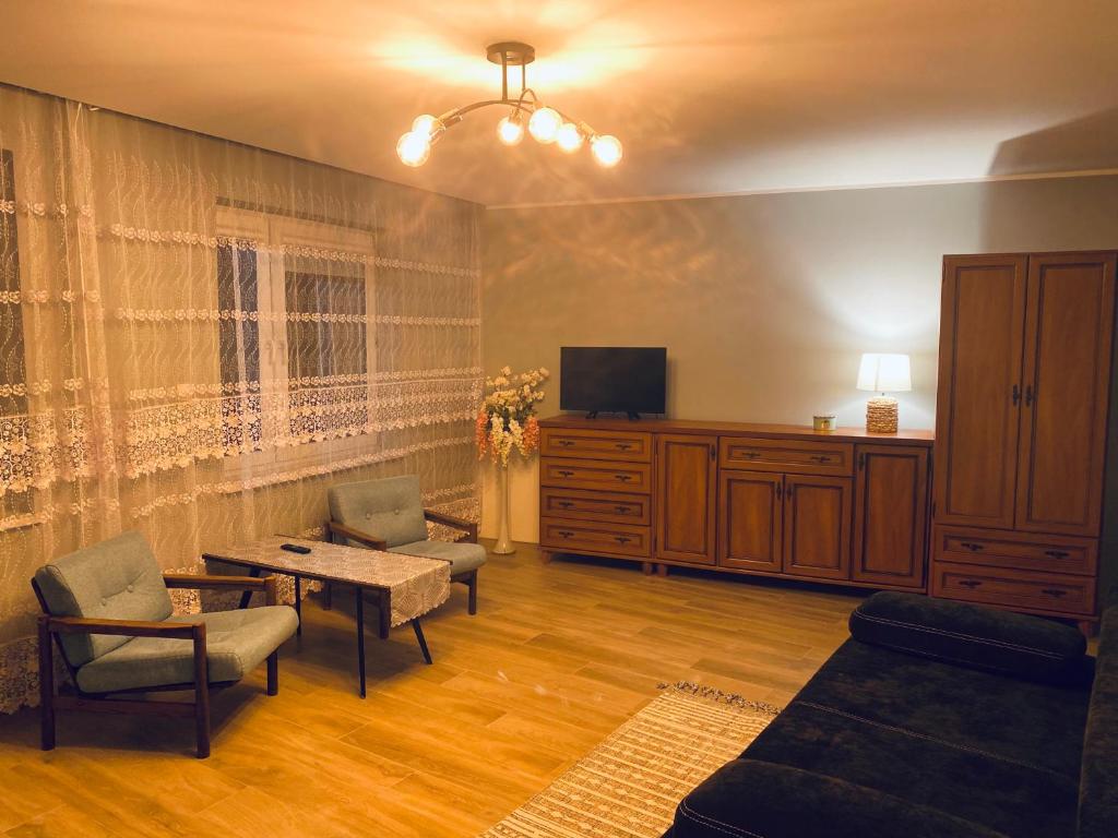 uma sala de estar com um sofá e uma televisão em Agroturystyka u Agaty em Chęciny