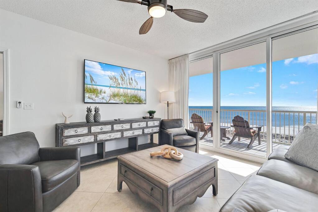 ein Wohnzimmer mit Blick auf das Meer in der Unterkunft Bristol 610 - Spacious Corner Unit w/ Large Balcony & Gorgeous Beach View! in Gulf Shores