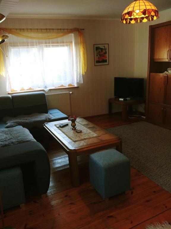 Televízia a/alebo spoločenská miestnosť v ubytovaní Apartament w Górach
