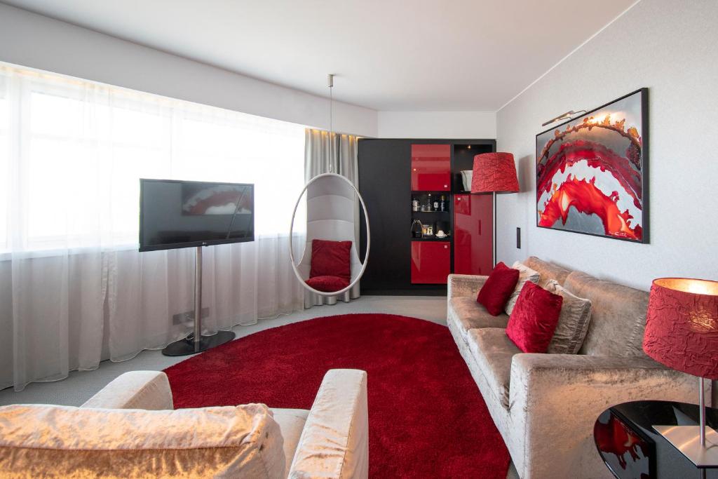 Télévision ou salle de divertissement dans l'établissement MYRIAD by SANA Hotels