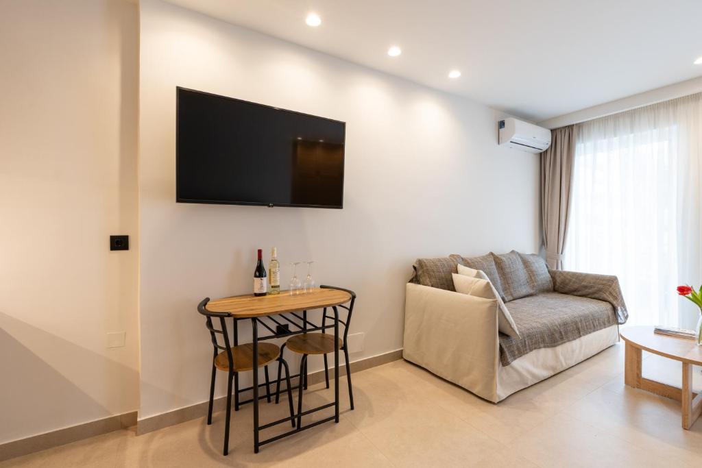 Televízia a/alebo spoločenská miestnosť v ubytovaní Rethymno Lovely city center apartment
