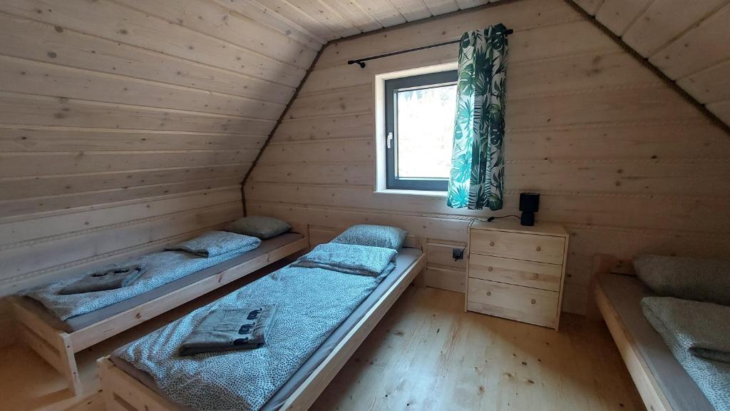 Giường trong phòng chung tại Domek nad Czerwienią