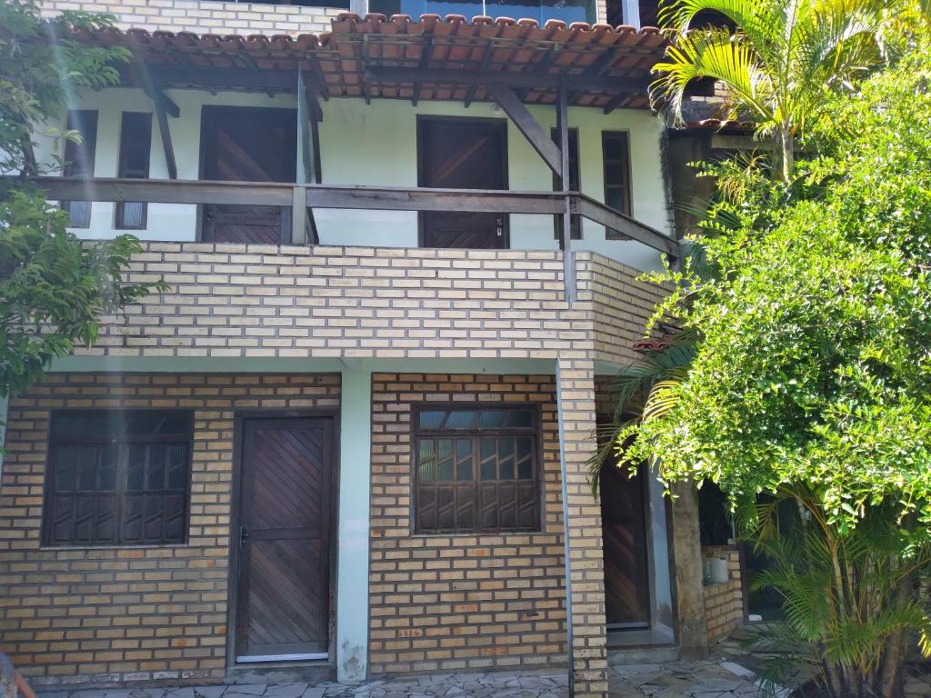 una casa in mattoni con finestre sopra di CASA AMARELA a Salvador