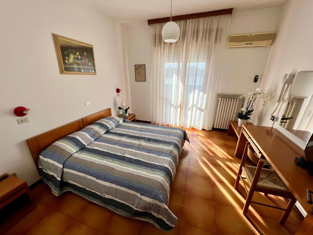 A bed or beds in a room at Hotel Ca' Bianca da Paolino