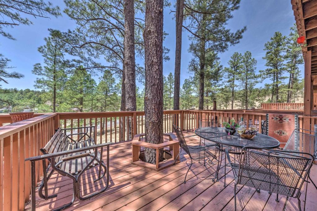 Forested Ruidoso Condo with Deck and Fireplace! 발코니 또는 테라스