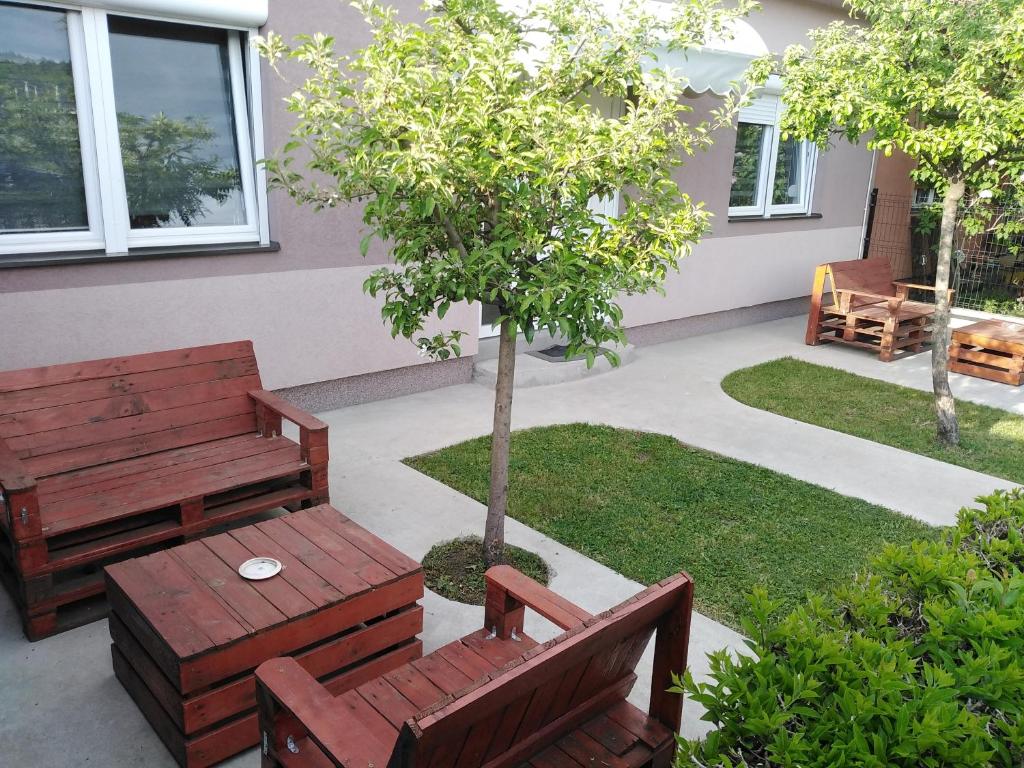 Aed väljaspool majutusasutust APARTMAN “POD KRALJEVICOM”