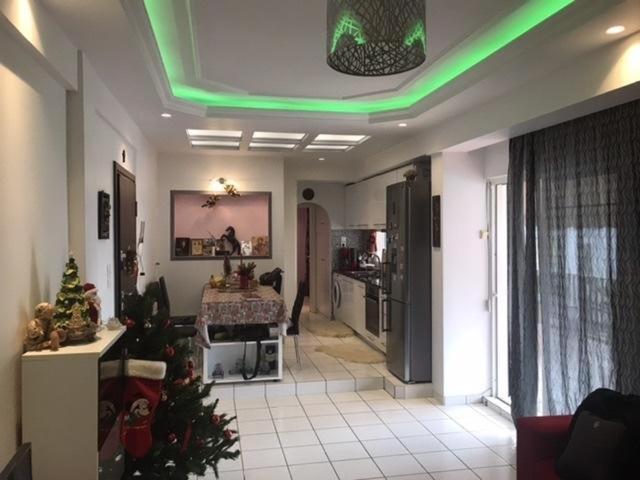un soggiorno con albero di Natale e una cucina di Enjoy the silence and view ad Atene