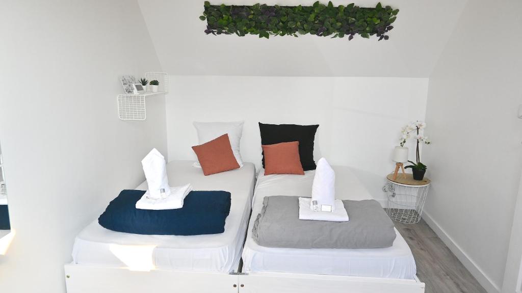 Un pat sau paturi într-o cameră la COSY CHAMBRE CHEZ HABITANT 5mn Aéroport Roissy CDG