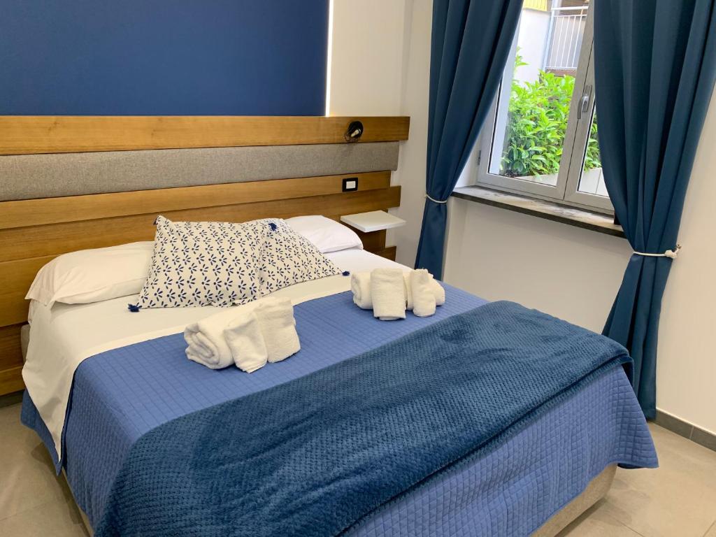 ein Schlafzimmer mit einem Bett mit Handtüchern darauf in der Unterkunft Le Perle in Castellammare di Stabia