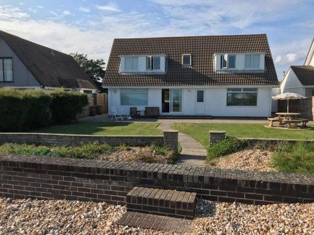 une maison avec un mur de rétention en briques devant elle dans l'établissement 11 Shorecroft, Aldwick, à Bognor Regis