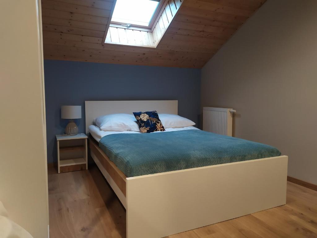 Posteľ alebo postele v izbe v ubytovaní Domki Złote Piaski Kryty Basen Sauna Jacuzzi