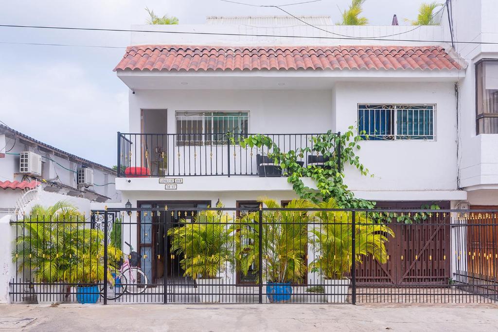 ein weißes Haus mit einem Tor davor in der Unterkunft Le MARIE B&B in Cartagena de Indias
