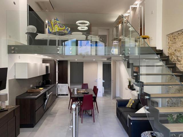 - un salon et une cuisine avec un escalier dans une maison dans l'établissement Sunflower apartments, à Cannes