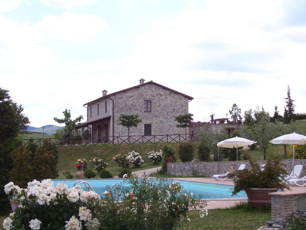 een uitzicht op een huis en een zwembad bij Agriturismo Mulinaccino in Fabro