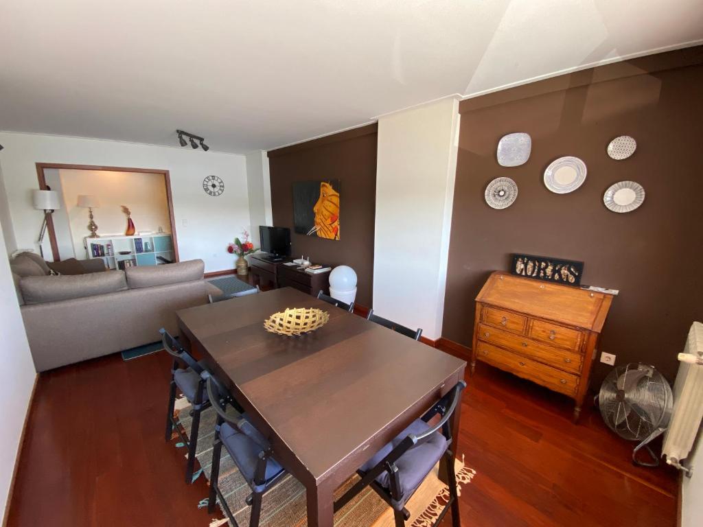 een woonkamer met een tafel en een bank bij Riverfront Haven Family's Choice with Free Garage in Porto