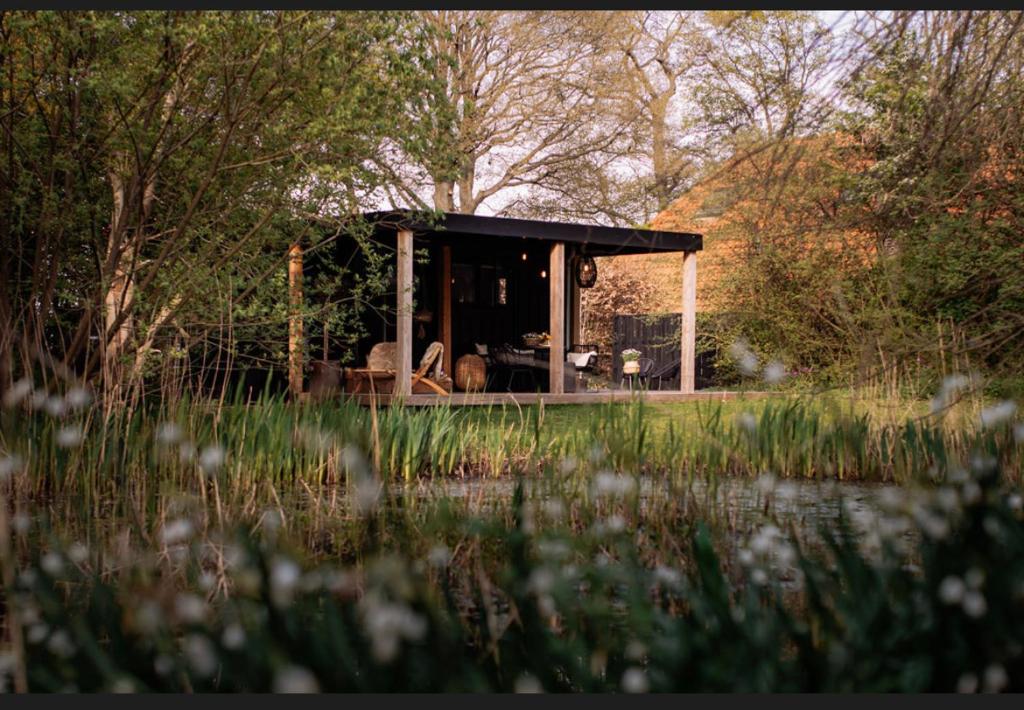 una pequeña cabaña en medio de un campo en Little Escape No 2, en Laren