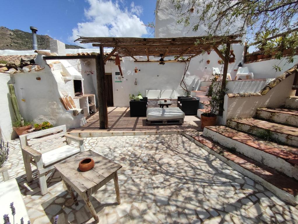 patio con tavolo, sedie e scale di Cortijo Aldamuz a Oria